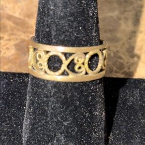 Elegant filigree band Gold-Tone Women's Ring size 8